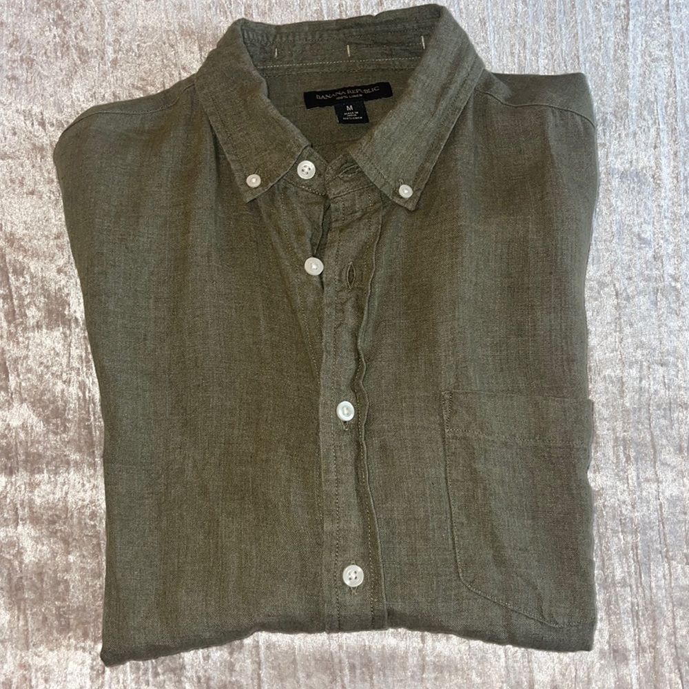 Banana Republic army green 100% linen men’s top. Size M.
